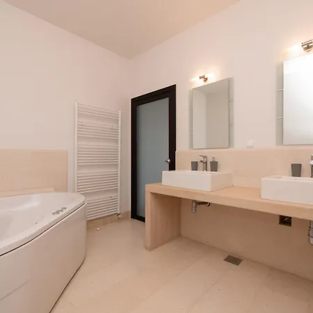 Philippa - Luxurious Five-room - Idyllic Location - First Row To The Sea - Spectacular View Of The Sea Bay - Unforgettable Sunsets - 15 Minutes From Supetar Ferry Port - Free Parking - Private Heated Pool Villa Sutivan