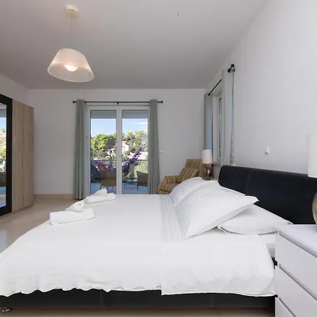 Philippa - Luxurious Five-room - Idyllic Location - First Row To The Sea - Spectacular View Of The Sea Bay - Unforgettable Sunsets - 15 Minutes From Supetar Ferry Port - Free Parking - Private Heated Pool Villa *