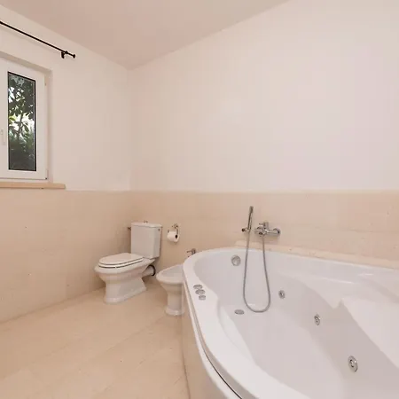 Villa Philippa - Luxurious Five-room - Idyllic Location - First Row To The Sea - Spectacular View Of The Sea Bay - Unforgettable Sunsets - 15 Minutes From Supetar Ferry Port - Free Parking - Private Heated Pool *