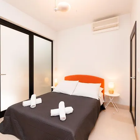 Philippa - Luxurious Five-room - Idyllic Location - First Row To The Sea - Spectacular View Of The Sea Bay - Unforgettable Sunsets - 15 Minutes From Supetar Ferry Port - Free Parking - Private Pool
