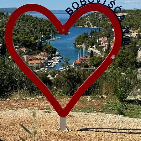 Villa Philippa - Luxurious Five-room - Idyllic Location - First Row To The Sea - Spectacular View Of The Sea Bay - Unforgettable Sunsets - 15 Minutes From Supetar Ferry Port - Free Parking - Private Heated Pool Sutivan