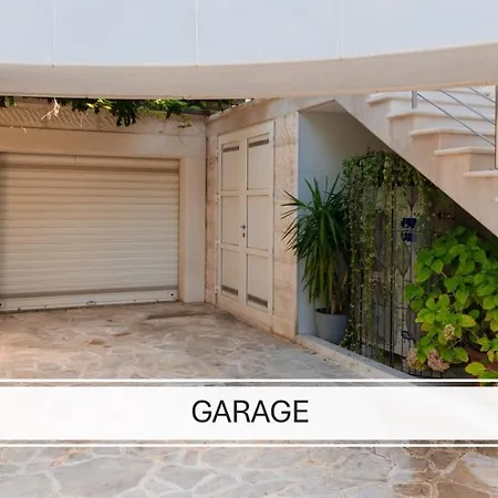 Philippa - Luxurious Five-room - Idyllic Location - First Row To The Sea - Spectacular View Of The Sea Bay - Unforgettable Sunsets - 15 Minutes From Supetar Ferry Port - Free Parking - Private Pool *