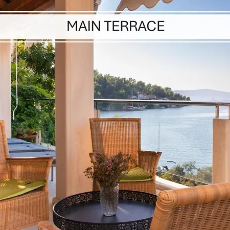 Villa Philippa - Luxurious Five-room - Idyllic Location - First Row To The Sea - Spectacular View Of The Sea Bay - Unforgettable Sunsets - 15 Minutes From Supetar Ferry Port - Free Parking - Private Pool