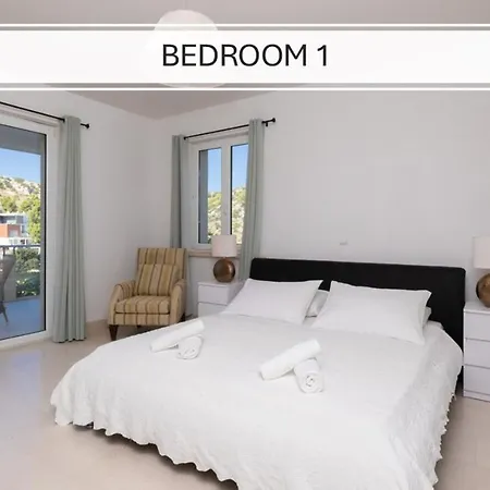 Philippa - Luxurious Five-room - Idyllic Location - First Row To The Sea - Spectacular View Of The Sea Bay - Unforgettable Sunsets - 15 Minutes From Supetar Ferry Port - Free Parking - Private Heated Pool