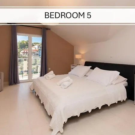 Philippa - Luxurious Five-room - Idyllic Location - First Row To The Sea - Spectacular View Of The Sea Bay - Unforgettable Sunsets - 15 Minutes From Supetar Ferry Port - Free Parking - Private Heated Pool Villa