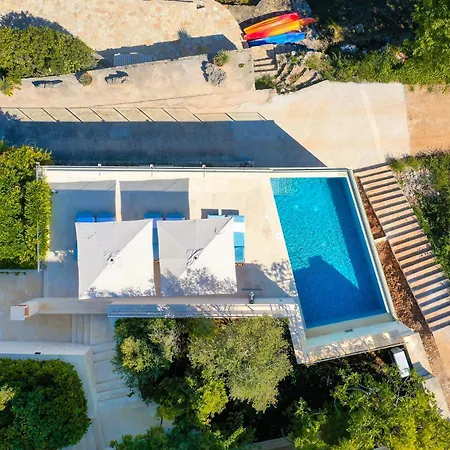 Villa Philippa - Luxurious Five-room - Idyllic Location - First Row To The Sea - Spectacular View Of The Sea Bay - Unforgettable Sunsets - 15 Minutes From Supetar Ferry Port - Free Parking - Private Pool *