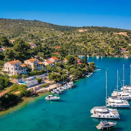 Philippa - Luxurious Five-room - Idyllic Location - First Row To The Sea - Spectacular View Of The Sea Bay - Unforgettable Sunsets - 15 Minutes From Supetar Ferry Port - Free Parking - Private Heated Pool Villa Sutivan