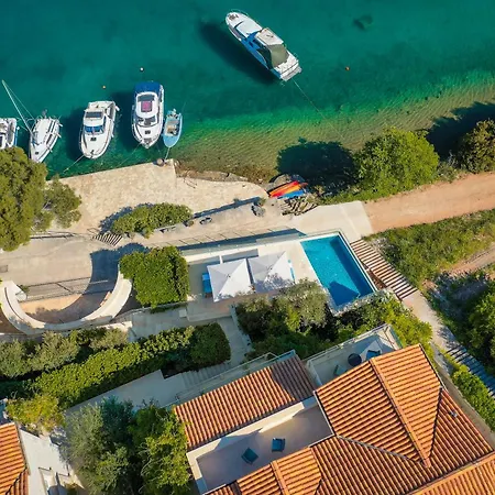 Villa Philippa - Luxurious Five-room - Idyllic Location - First Row To The Sea - Spectacular View Of The Sea Bay - Unforgettable Sunsets - 15 Minutes From Supetar Ferry Port - Free Parking - Private Pool Sutivan