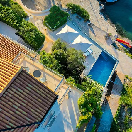 Philippa - Luxurious Five-room - Idyllic Location - First Row To The Sea - Spectacular View Of The Sea Bay - Unforgettable Sunsets - 15 Minutes From Supetar Ferry Port - Free Parking - Private Pool *