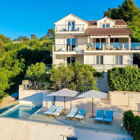 Philippa - Luxurious Five-room - Idyllic Location - First Row To The Sea - Spectacular View Of The Sea Bay - Unforgettable Sunsets - 15 Minutes From Supetar Ferry Port - Free Parking - Private Heated Pool Sutivan
