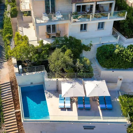 Philippa - Luxurious Five-room - Idyllic Location - First Row To The Sea - Spectacular View Of The Sea Bay - Unforgettable Sunsets - 15 Minutes From Supetar Ferry Port - Free Parking - Private Pool