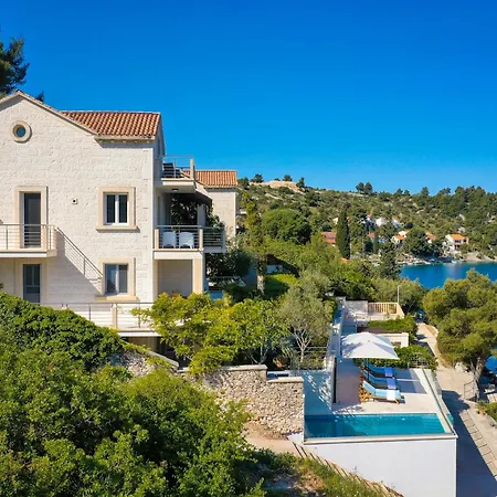 Philippa - Luxurious Five-room - Idyllic Location - First Row To The Sea - Spectacular View Of The Sea Bay - Unforgettable Sunsets - 15 Minutes From Supetar Ferry Port - Free Parking - Private Pool Villa