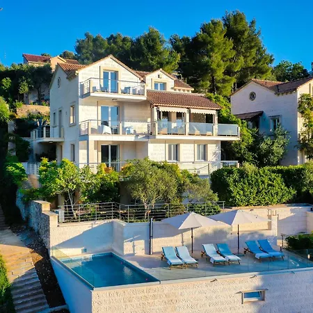 Villa Philippa - Luxurious Five-room - Idyllic Location - First Row To The Sea - Spectacular View Of The Sea Bay - Unforgettable Sunsets - 15 Minutes From Supetar Ferry Port - Free Parking - Private Pool