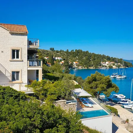 Philippa - Luxurious Five-room - Idyllic Location - First Row To The Sea - Spectacular View Of The Sea Bay - Unforgettable Sunsets - 15 Minutes From Supetar Ferry Port - Free Parking - Private Heated Pool Villa *