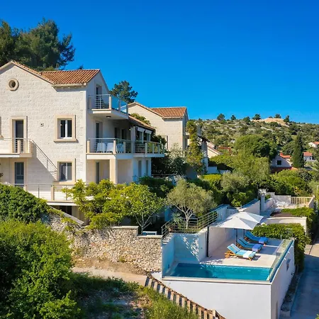 Philippa - Luxurious Five-room - Idyllic Location - First Row To The Sea - Spectacular View Of The Sea Bay - Unforgettable Sunsets - 15 Minutes From Supetar Ferry Port - Free Parking - Private Pool Vila Sutivan
