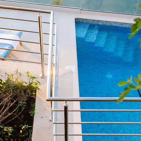Villa Philippa - Luxurious Five-room - Idyllic Location - First Row To The Sea - Spectacular View Of The Sea Bay - Unforgettable Sunsets - 15 Minutes From Supetar Ferry Port - Free Parking - Private Pool Sutivan