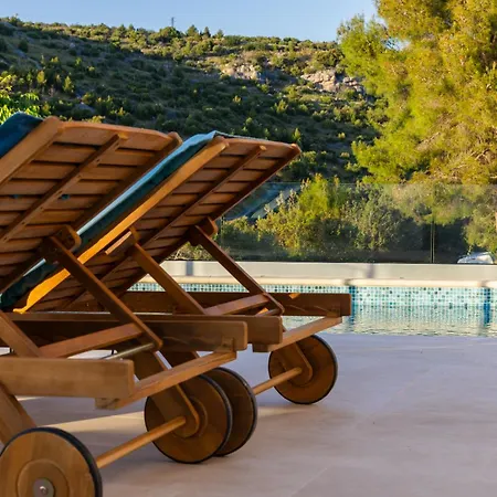 Philippa - Luxurious Five-room - Idyllic Location - First Row To The Sea - Spectacular View Of The Sea Bay - Unforgettable Sunsets - 15 Minutes From Supetar Ferry Port - Free Parking - Private Pool * Sutivan