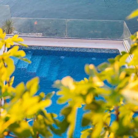 Philippa - Luxurious Five-room - Idyllic Location - First Row To The Sea - Spectacular View Of The Sea Bay - Unforgettable Sunsets - 15 Minutes From Supetar Ferry Port - Free Parking - Private Pool Villa