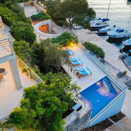 Villa Philippa - Luxurious Five-room - Idyllic Location - First Row To The Sea - Spectacular View Of The Sea Bay - Unforgettable Sunsets - 15 Minutes From Supetar Ferry Port - Free Parking - Private Heated Pool Sutivan