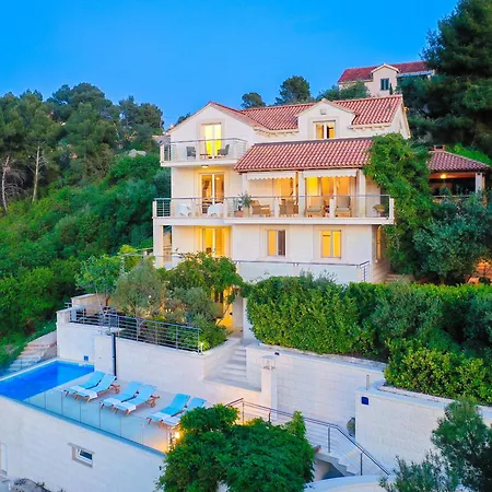 Villa Philippa - Luxurious Five-room - Idyllic Location - First Row To The Sea - Spectacular View Of The Sea Bay - Unforgettable Sunsets - 15 Minutes From Supetar Ferry Port - Free Parking - Private Heated Pool