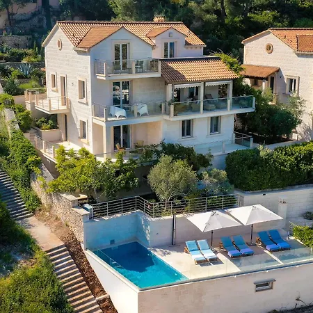 Vila Philippa - Luxurious Five-room - Idyllic Location - First Row To The Sea - Spectacular View Of The Sea Bay - Unforgettable Sunsets - 15 Minutes From Supetar Ferry Port - Free Parking - Private Pool Sutivan