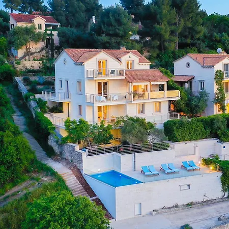 Philippa - Luxurious Five-room - Idyllic Location - First Row To The Sea - Spectacular View Of The Sea Bay - Unforgettable Sunsets - 15 Minutes From Supetar Ferry Port - Free Parking - Private Heated Pool Sutivan