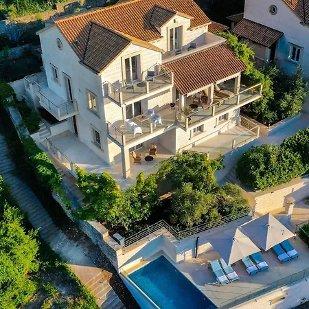 Philippa - Luxurious Five-room - Idyllic Location - First Row To The Sea - Spectacular View Of The Sea Bay - Unforgettable Sunsets - 15 Minutes From Supetar Ferry Port - Free Parking - Private Pool Villa *