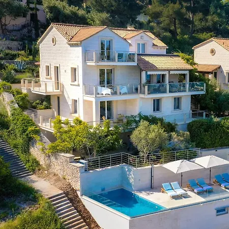 Vila Philippa - Luxurious Five-room - Idyllic Location - First Row To The Sea - Spectacular View Of The Sea Bay - Unforgettable Sunsets - 15 Minutes From Supetar Ferry Port - Free Parking - Private Pool *