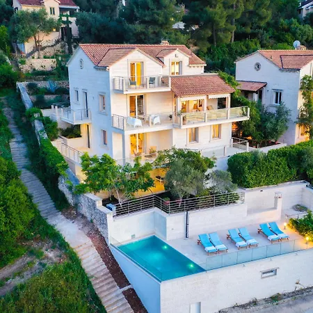 Vila Philippa - Luxurious Five-room - Idyllic Location - First Row To The Sea - Spectacular View Of The Sea Bay - Unforgettable Sunsets - 15 Minutes From Supetar Ferry Port - Free Parking - Private Pool Sutivan