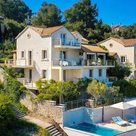 Philippa - Luxurious Five-room - Idyllic Location - First Row To The Sea - Spectacular View Of The Sea Bay - Unforgettable Sunsets - 15 Minutes From Supetar Ferry Port - Free Parking - Private Pool *
