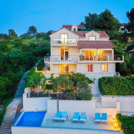 Philippa - Luxurious Five-room - Idyllic Location - First Row To The Sea - Spectacular View Of The Sea Bay - Unforgettable Sunsets - 15 Minutes From Supetar Ferry Port - Free Parking - Private Pool