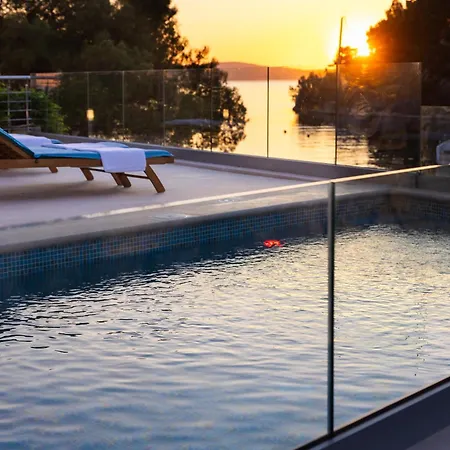 Philippa - Luxurious Five-room - Idyllic Location - First Row To The Sea - Spectacular View Of The Sea Bay - Unforgettable Sunsets - 15 Minutes From Supetar Ferry Port - Free Parking - Private Heated Pool Villa *