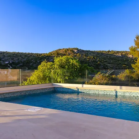 Villa Philippa - Luxurious Five-room - Idyllic Location - First Row To The Sea - Spectacular View Of The Sea Bay - Unforgettable Sunsets - 15 Minutes From Supetar Ferry Port - Free Parking - Private Heated Pool *