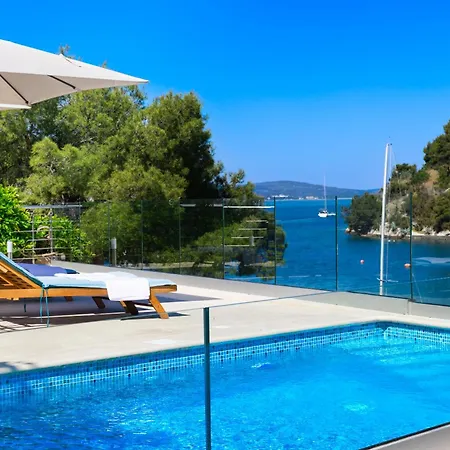 Philippa - Luxurious Five-room - Idyllic Location - First Row To The Sea - Spectacular View Of The Sea Bay - Unforgettable Sunsets - 15 Minutes From Supetar Ferry Port - Free Parking - Private Heated Pool Sutivan